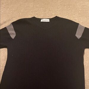 Robert Graham Black and Gray V-Neck Sweater